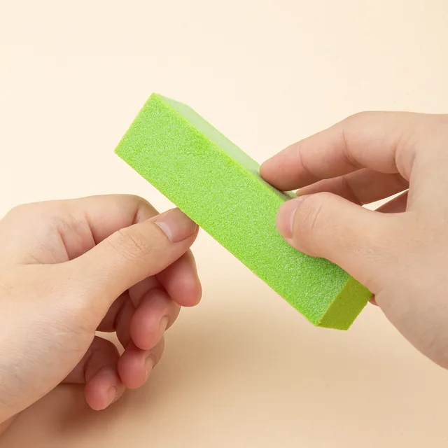Detail view of the sanding block's layered foam with its 9.5 cm, 2.5 cm and 2.5 cm dimensions marked